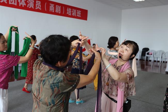 2022年全省民营文艺表演团体演员(甬剧)培训班,授课老师一对一指导.jpg