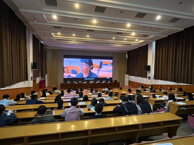 6.观看张桂梅纪录片.jpg 6.观看张桂梅纪录片.jpg