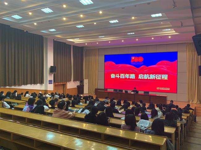 谢书记授课.jpg 谢书记授课.jpg